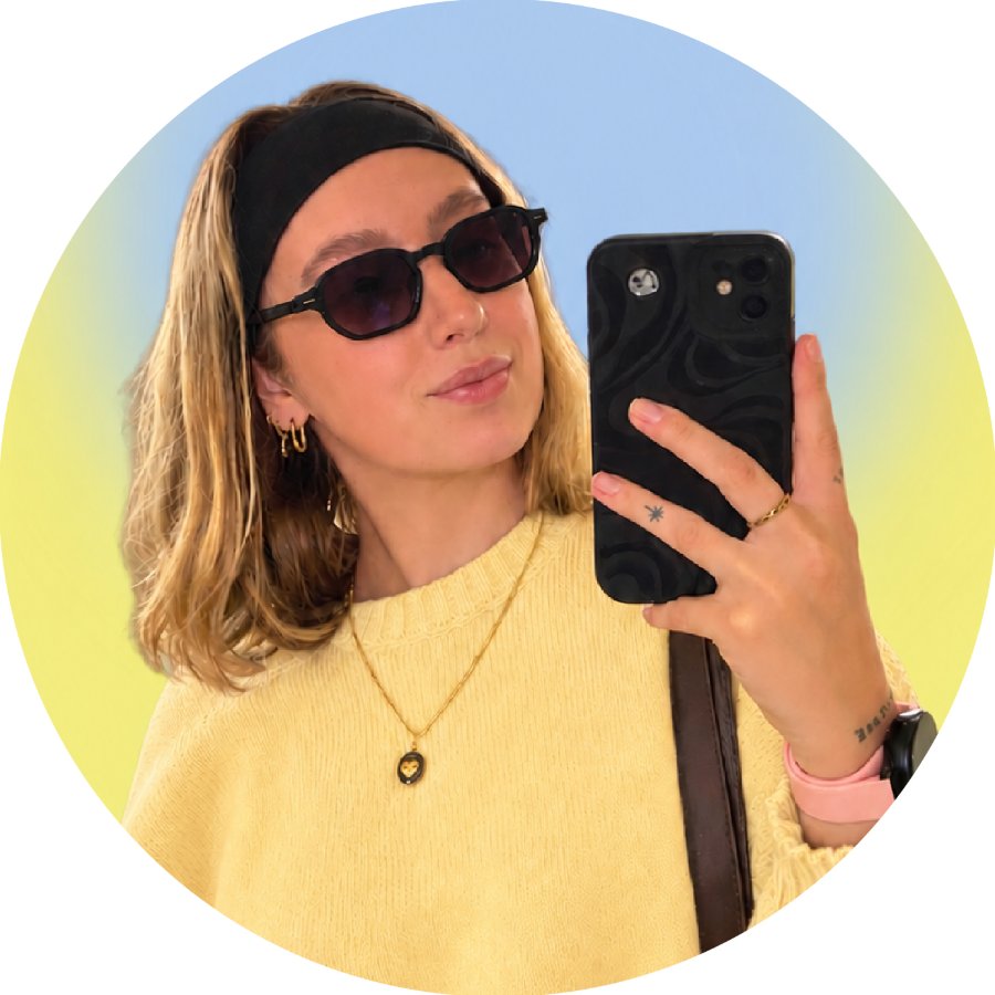 Florence Lekime, lunettes de soleil et pull jaune, en selfie dans un miroir