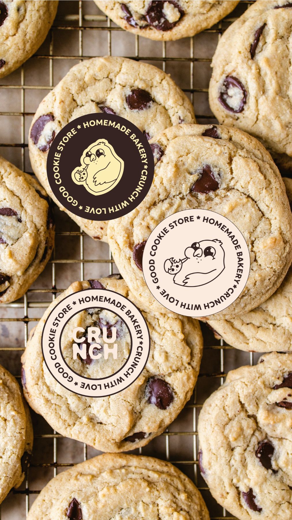 Des autocollants ronds CRUNCH collés sur des cookies, sur une grille de refroidissement