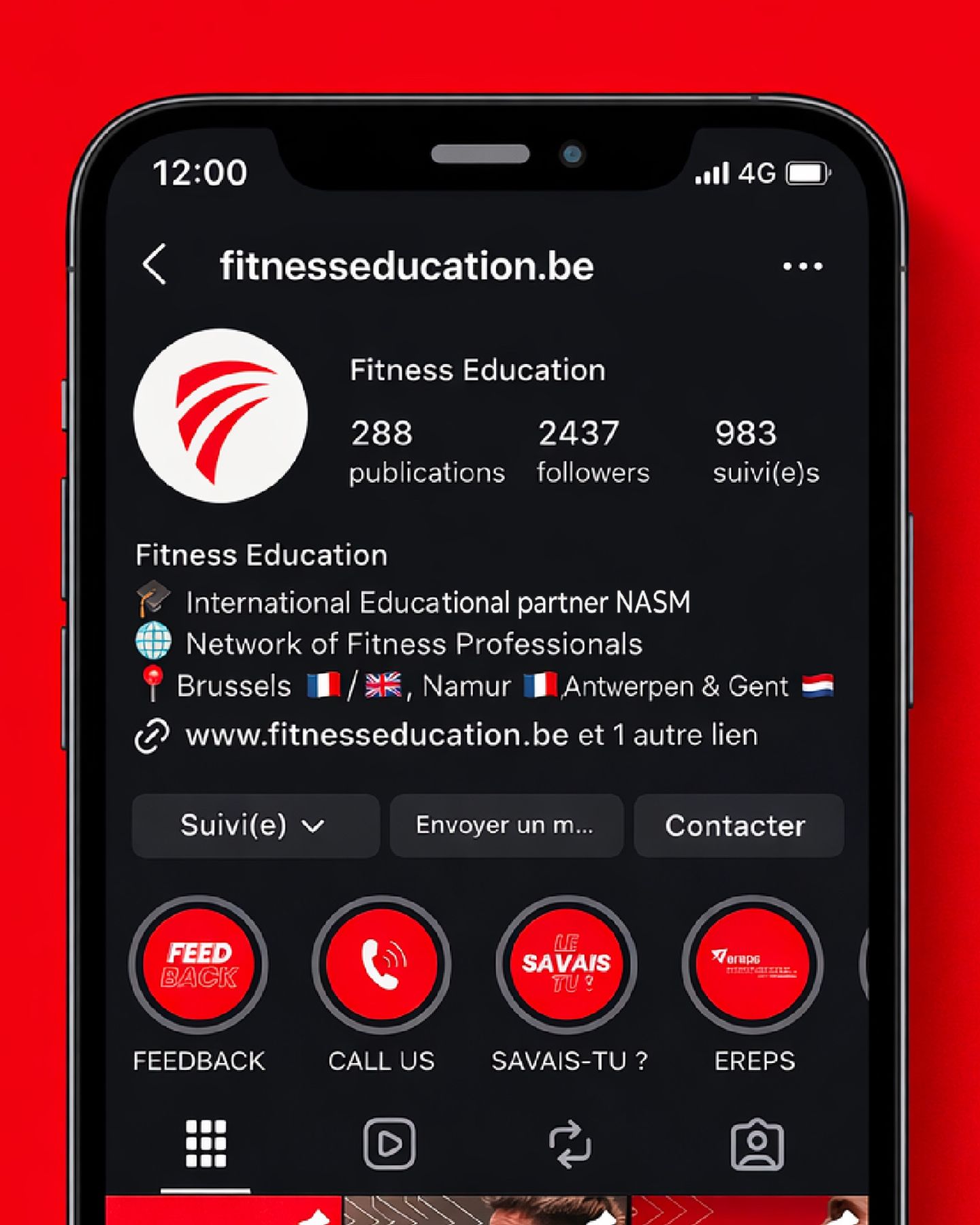 Le profil Instagram de Fitness Education sur un téléphone, sur fond rouge