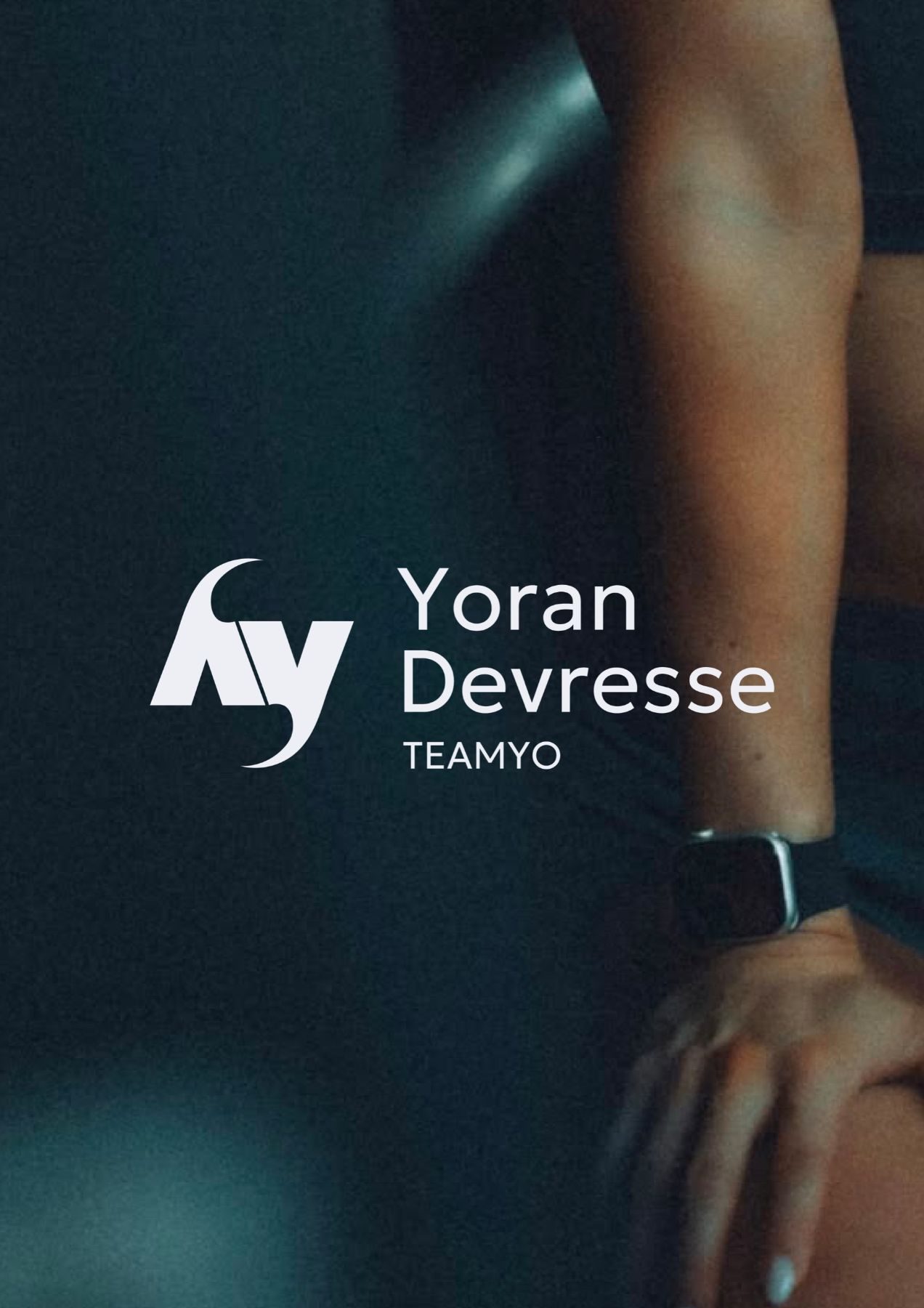 Le logotype Yoran Devresse — TEAMYO en blanc sur une photo de salle