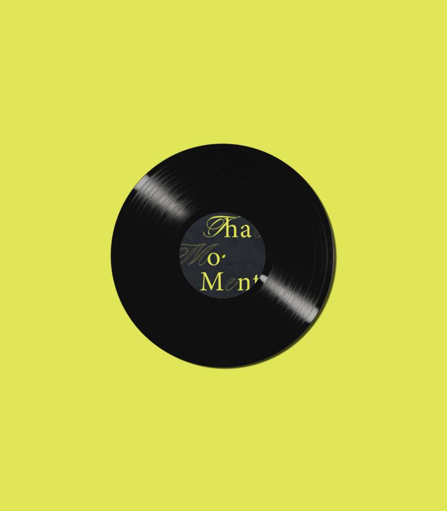 Le vinyle vu de dessus, étiquette That Moment, sur un aplat vert acide