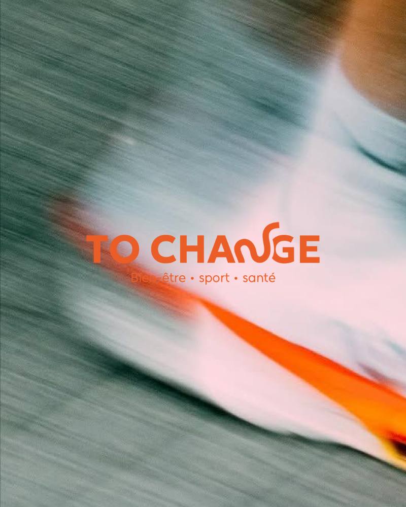 Le logotype To Change posé sur une photo de course filée